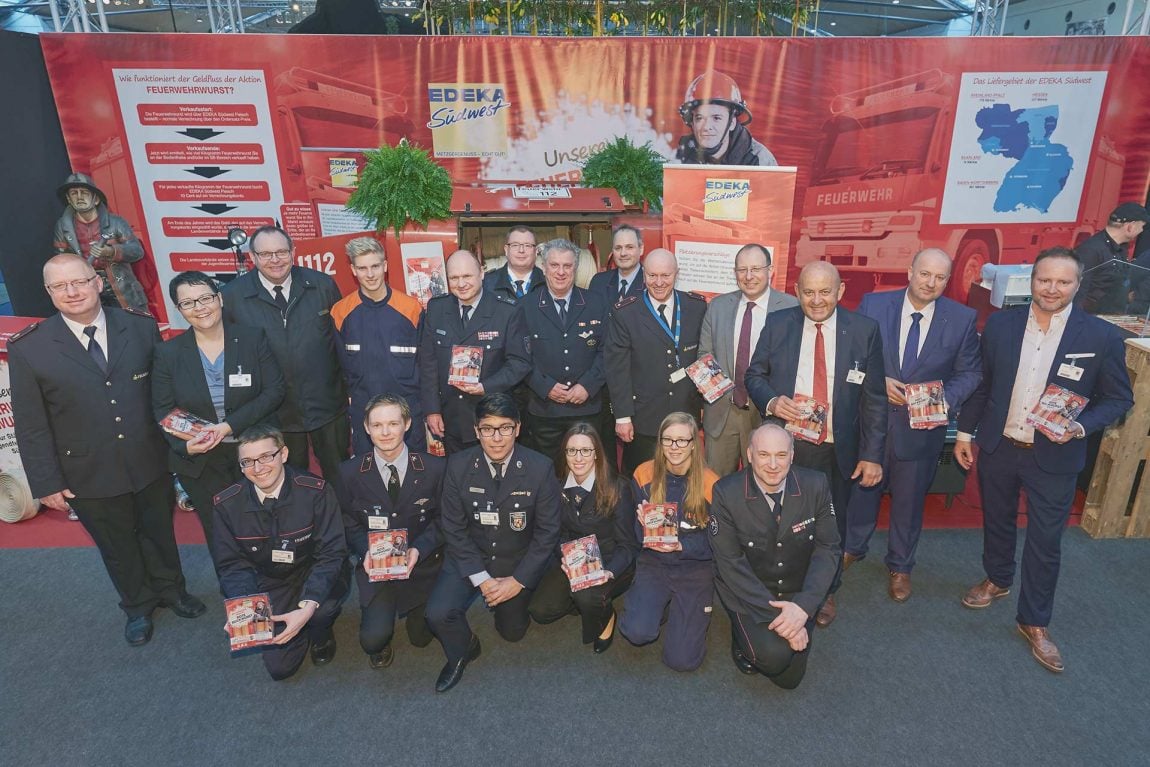 Vorstellung der Feuerwehrwurst auf der EDEKA-Innovationsmesse 2017: Michaela Meyer (2. v. l), Rainer Huber (4. v. r.), Rudolf Matkovic (3. v. r), Jürgen Mäder (2. v. r.) und Axel Lienhard (r.) von EDEKA Südwest gemeinsam mit ehrenamtlichen Helfern der Freiwilligen Feuerwehr