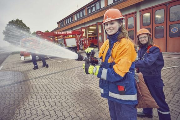 Mädchen der Jugendfeuerwehr bei der Übung