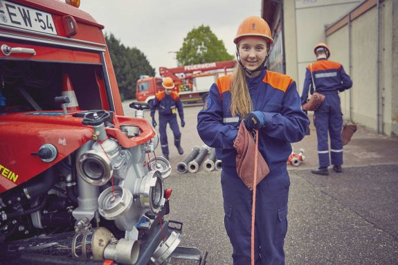 Mädchen der Jugendfeuerwehr bei der Übung