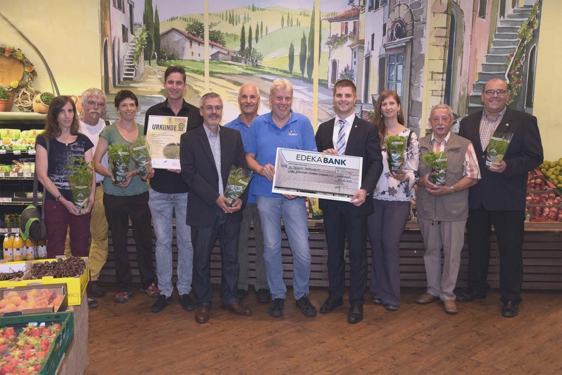 Ackerrandstreifen mit heimischen Blühpflanzen wieder naturnah gestalten. EDEKA Südwest unterstützt das Projekt.