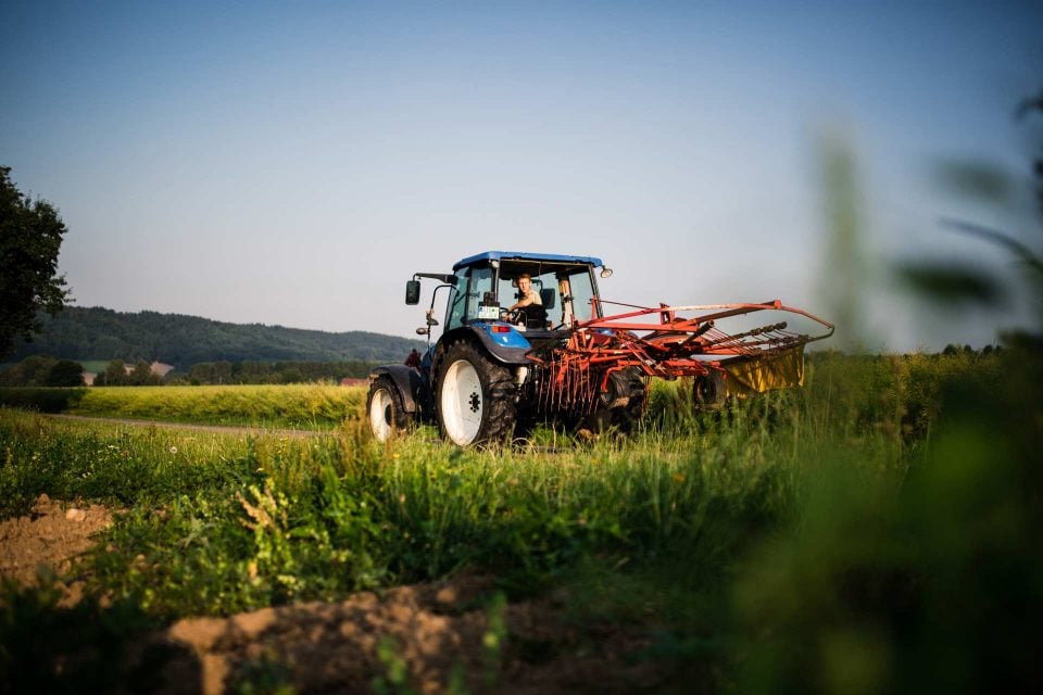 Der Landwirt auf dem Traktor bei der Arbeit auf dem Feld