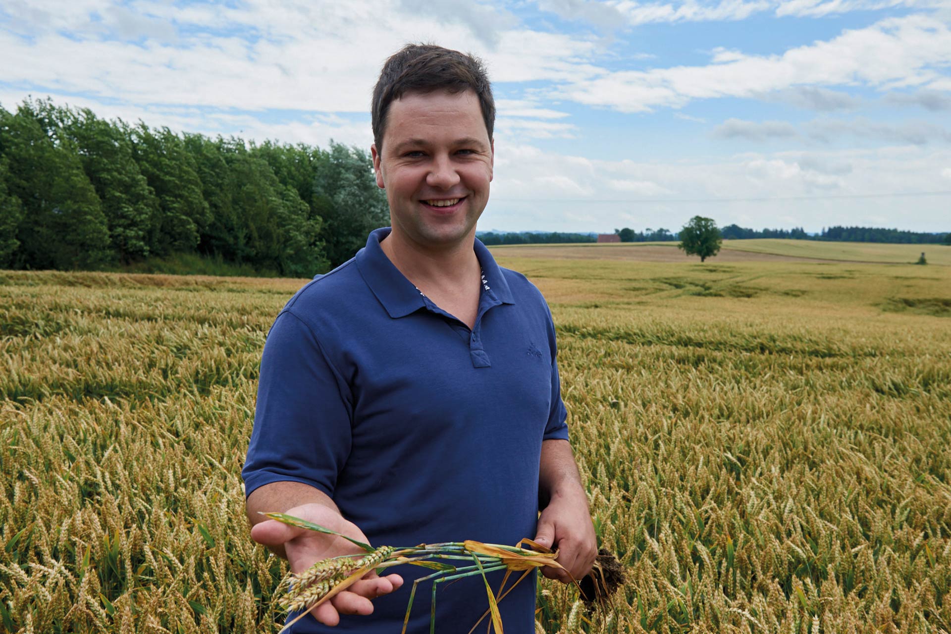 Der Landwirt mit Getreide in der Hand