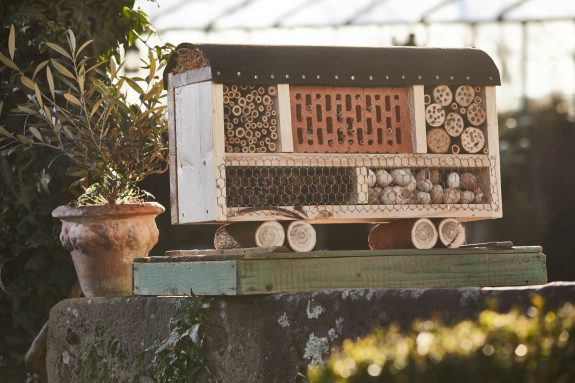 "Zirkuswagen"-Insektenhotel aus Naturmaterialien