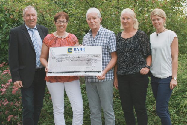 Ein Scheck in Höhe von 1.500 Euro geht an das PalliativNETZ Landkreis Tuttlingen