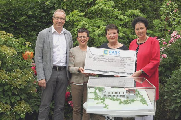 Ein Scheck über 2.500 Euro geht an den Verein Stationäres Hospiz Region Nagold e. V.