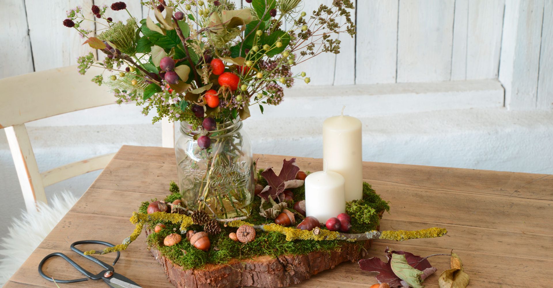 Herbstdeko Tisch mit Naturmaterialien