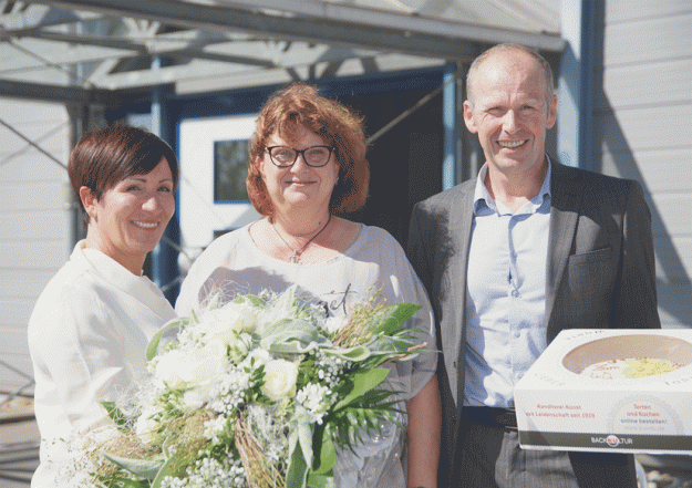 Für 40 Jahre Betriebszugehörigkeit erhölt Doris Peter eine Urkunde, Blumen und eine Torte