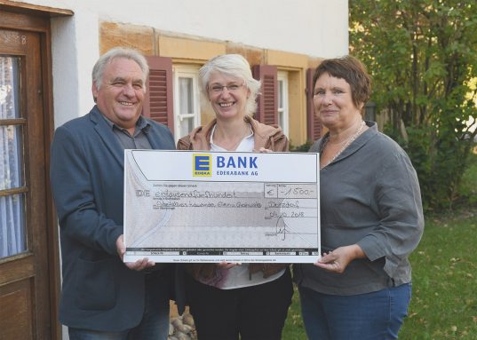 Der ATEG-BW e. V. erhält einen Scheck über 1.500 Euro