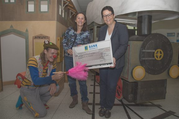 Der Clowns im Dienst e. V. erhält eine Spende über 1.500 Euro