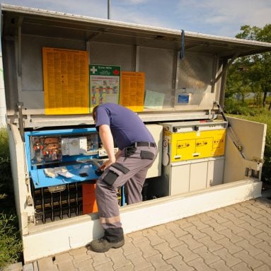 Mitarbeiter prüft die Technik