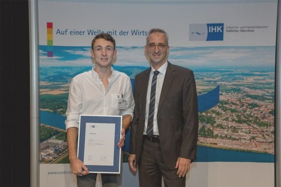 Für seine hervorragenden Leistungen im Rahmen seiner Ausbildung erhält Enrico Fix den EDEKA Südwest Förderpreis