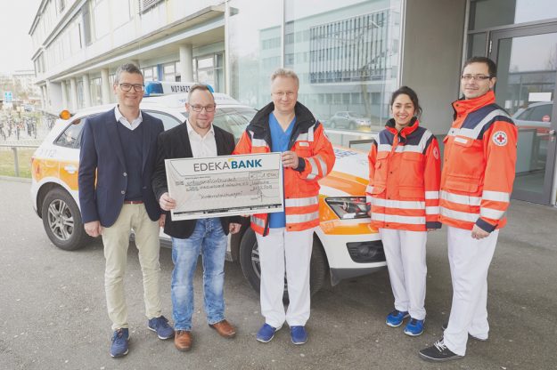 Der Karlsruher Kindernotarztwagen erhält einen Scheck über 1.500 Euro