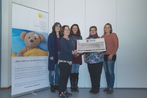 Ein symbolischer Scheck über 2.500 Euro geht an den Kinder- und Jugendhospizdienst in Reutlingen