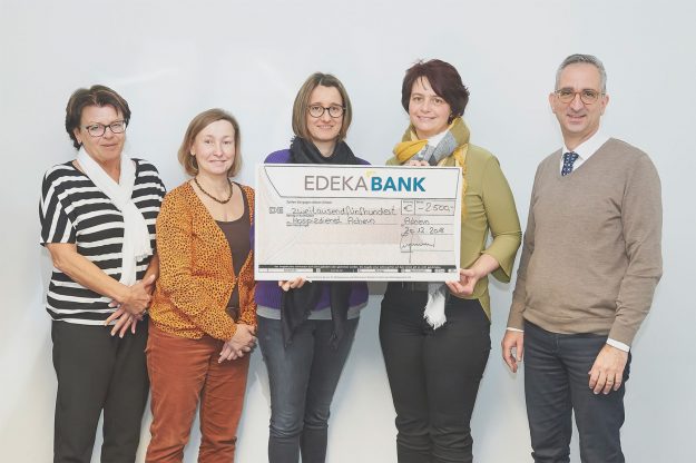 Mit 2.500 Euro wird der Hospizdienst Achern-Achertal von der EDEKA Südwest Mitarbeiter-Initiative unterstützt