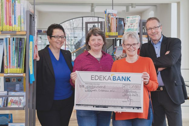 Mit 1.000 Euro wird der Verein Lesewelt Ortenau von der EDEKA Südwest Mitarbeiter-Initiative unterstützt