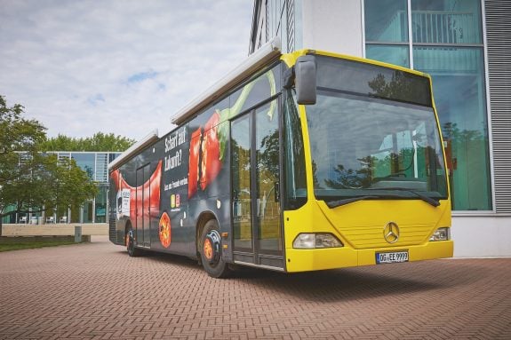 Mit dem Frischemobil unterstützt EDEKA Südwest das Fußballcamp der Spielvereinigung Kehl-Sundheim