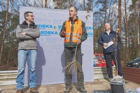 Bei der Pflanzaktion in Rheinstetten: Oberbürgermeister Sebastian Schrempp (v.l.), Alex Stolz (Leiter Forstrevier Rheinstetten) und Jürgen Mäder (Geschäftsführer EDEKA Südwest).