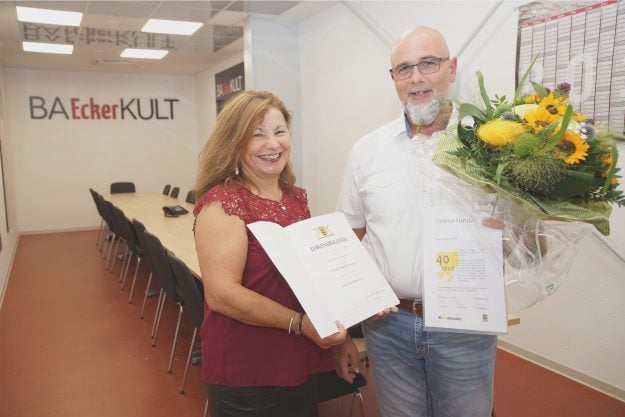 Jubilarin Assunta Garcea-Theis und Peter Bläs, stellvertretender Betriebsleiter in Bexbach bei der Urkundenübergabe.