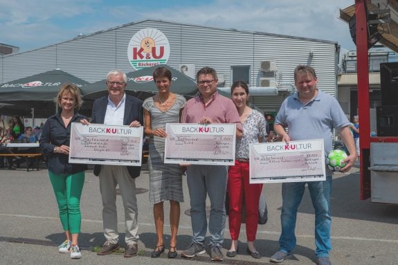 Scheckübergabe an die Aktion Fußballtag, das Comprehensive Cancer Center Tübingen-Stuttgart und den Förderverein für krebskranke Kinder Tübingen.