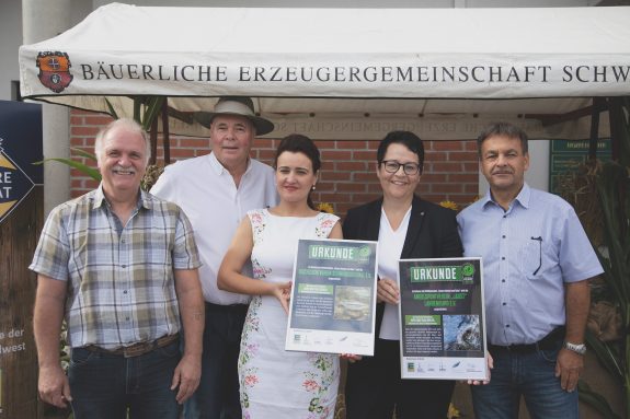 Scheckübergaben bei der Bäuerlichen Erzeugergemeinschaft in Wolpertshausen.