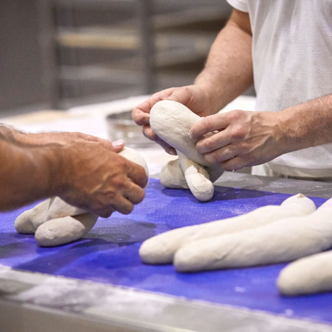 Das K&U Gründerbrot wird von Hand geformt