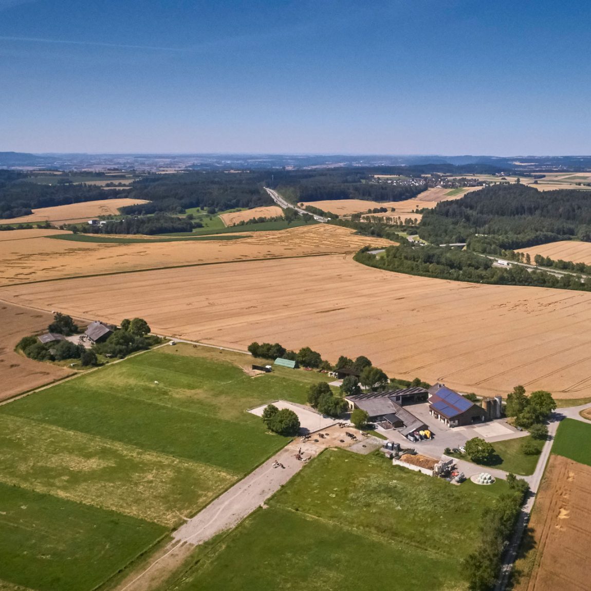 Landschaftlich schön liegt der Hof von Landwirt Martin Werni