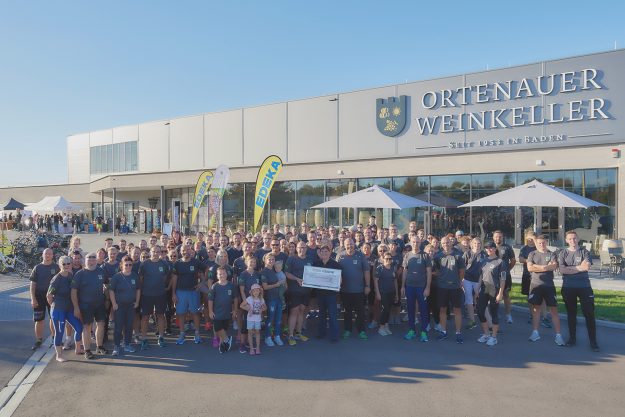 Scheckübergabe nach dem zweiten Spendenlauf der EDEKA Südwest.