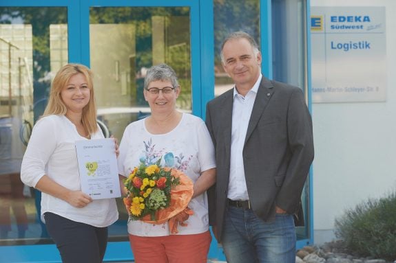 Yvonne Bieniek, Leitung Leergutrückerfassung, und Jörg Kupfer, Leitung Logistik Distribution, gratulierten der Jubilarin.