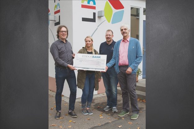 Im Rahmen der Cent-Spende übergab EDEKA-Mitarbeiterin Kathrin Jehle den symbolischen Spendenscheck an die Vertreter des LBZ St. Anton in Riegel.