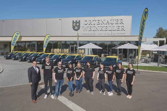 EDEKA Südwest spendiert den besten Azubis ein Auto.