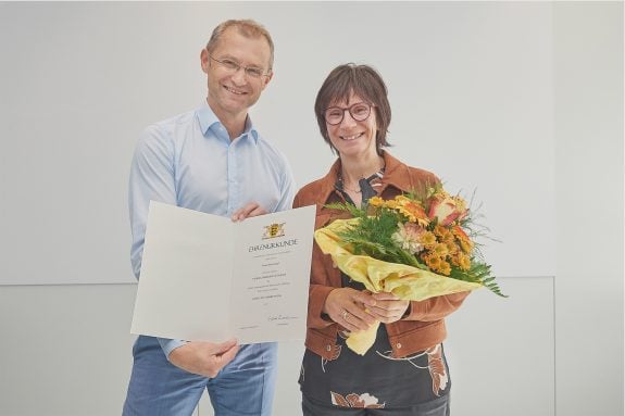 Der Geschäftsbereichsleiter Zentrale Dienstleistungen gratulierte der Jubilarin.