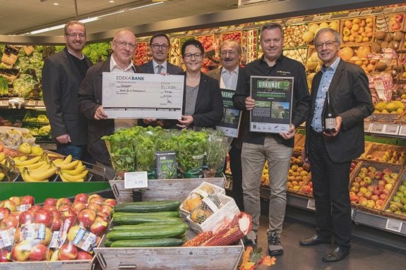 Die Scheckübergabe an den Heimatverein Backhäusle e.V. fand im EDEKA Arlt in Kleinglattbach statt.