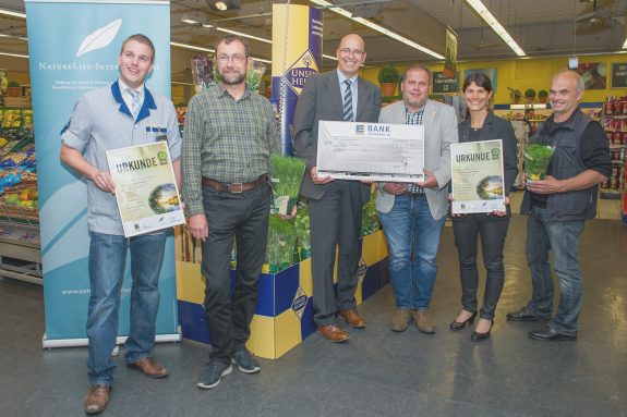 Urkunden und Scheckübergabe an den Angelsportverein Gottenheim.