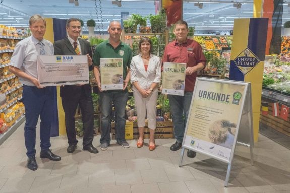 Urkunden- und Scheckübergabe an den Fischereiverein Marlach-Winzenhofen.