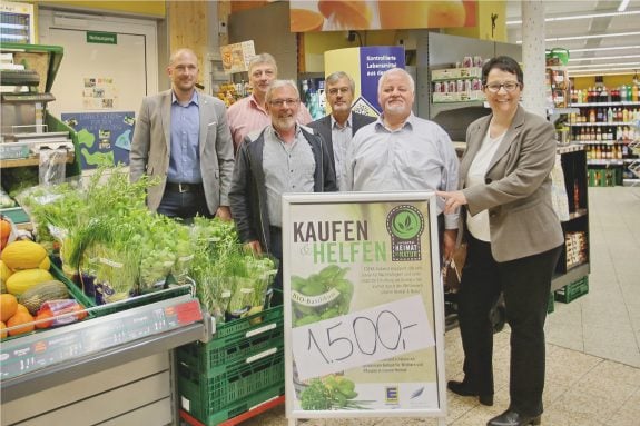 Urkunden und Scheckübergabe an Ortsgemeinde Daleiden.