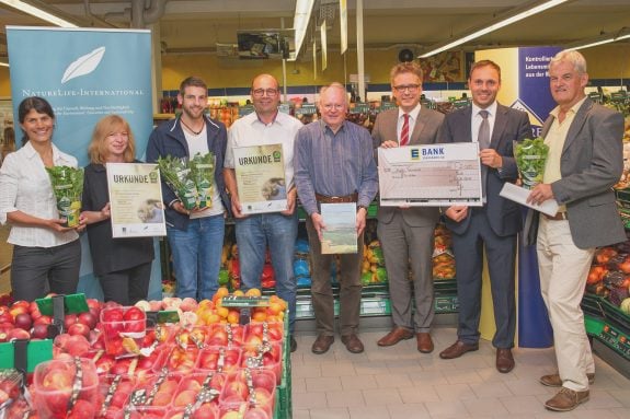 Urkunden und Scheckübergabe für das Projekt "Revitalisierung Flutmulde in den Elzwiesen".