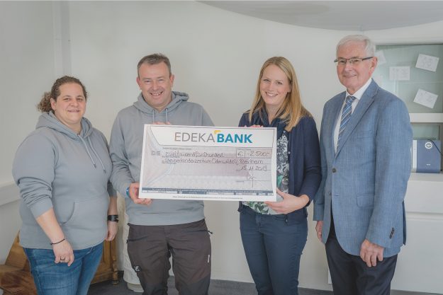 Einen symbolischen Scheck übergaben Mitarbeiter der EDEKA Südwest im Namen ihrer Kolleginnen und Kollegen an das Sternenkinderzentrum Odenwald e.V..