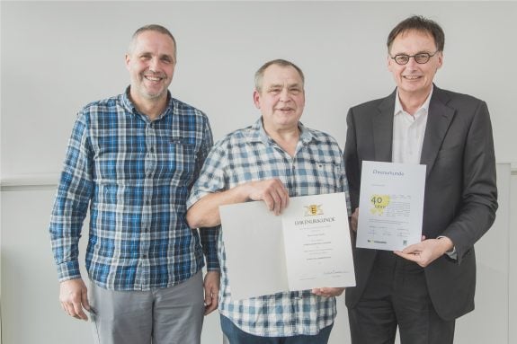 Jürgen Sinn (r.), Geschäftsführer von EDEKA Südwest Fleisch, und Klaus Schmitt (l.), Betriebsleiter Logistik in Rheinstetten, gratulierten dem Jubilar Günther Wussler.