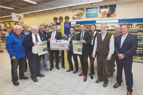 Urkunden- und Scheckübergabe an den Angelsportverein Bretten.