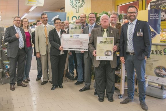 Urkunden- und Scheckübergabe an den Obst- und Gartenbauverein Neidenstein.