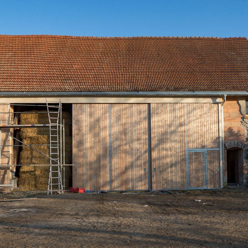 Hier entsteht die neue Futterzentrale. Das Getreide, das der Landwirt vollständig selbst produziert, wird dort mit Mineralfutter und Raps bedarfsgerecht gemischt.