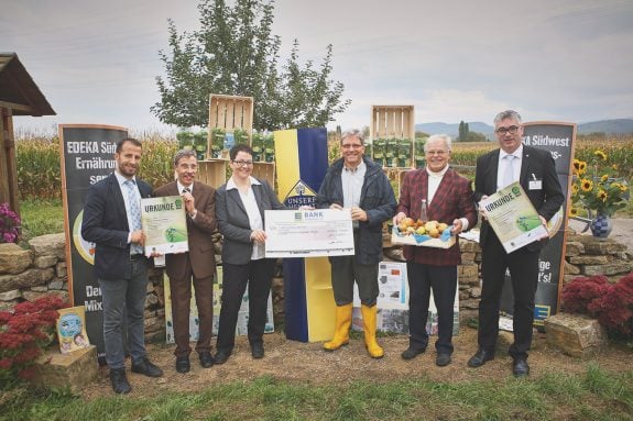 Urkunden- und Scheckübergabe an den Arbeitskreis Brunnengraben Mengen.