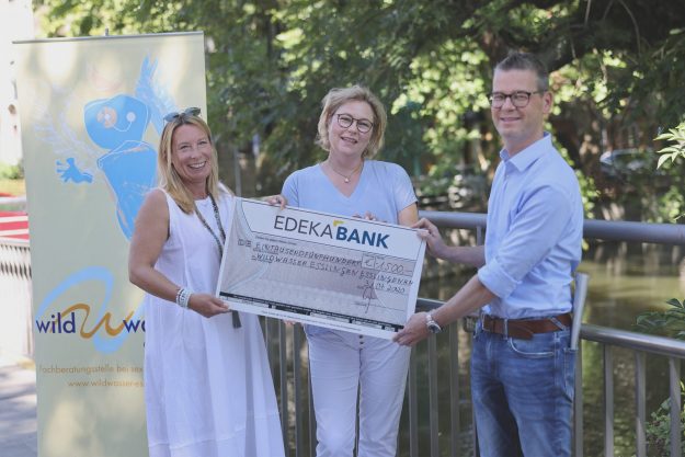 Der symbolische Spendenscheck wird von Christhard Deutscher, Pressesprecher von EDEKA Südwest, an den Verein Wildwasser e.V. übergeben.