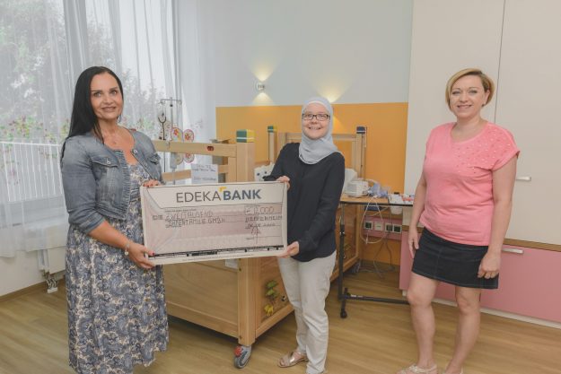 Eine Mitarbeiterin von EDEKA Südwest überreichte den symbolischen Spendenscheck an die Geschäftsführerin der Bärenfamilie GmbH.