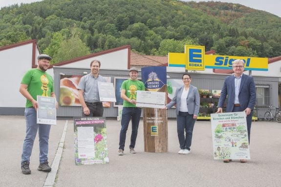 Vor dem Markt von EDEKA Sigel wurde der symbolische Spendenscheck an die Vertreter der Initiative „Blühende Alb“ übergeben.