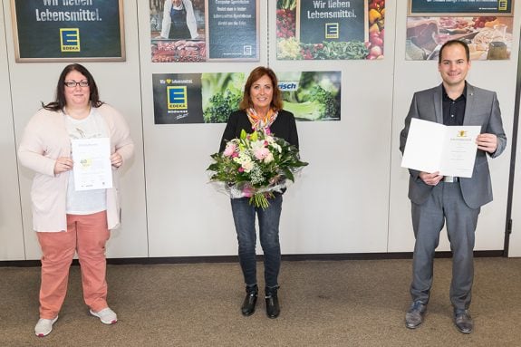 Urkundenübergabe an die Mitarbeiterin Karin Tonat.