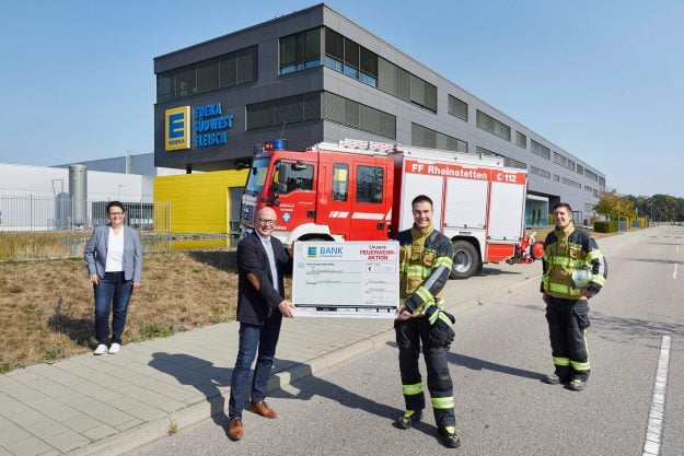 Die Freiwillige Feuerwehr Rheinstetten erhielt den symbolischen Scheck stellvertretend für die Feuerwehrverbände im Südwesten